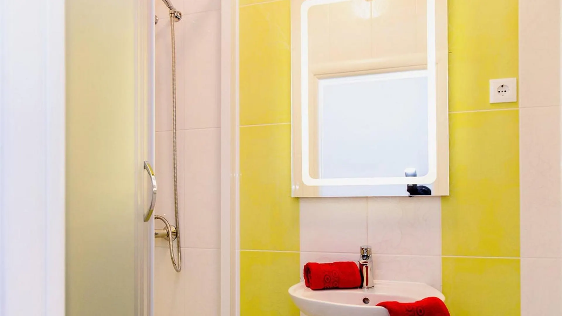Stylish Apartments With Shared Pool, Sea Views, And Sun Terrace Kastela