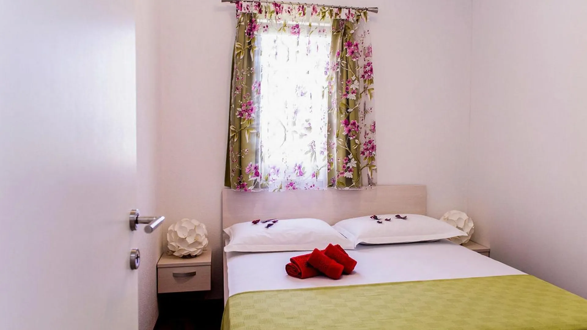 Stylish Apartments With Shared Pool, Sea Views, And Sun Terrace Kastela 0*,  Croatia