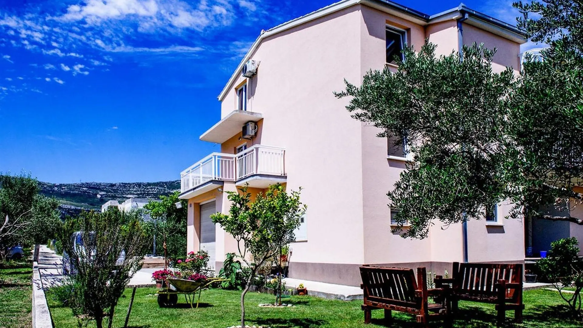 Stylish Apartments With Shared Pool, Sea Views, And Sun Terrace Kastela